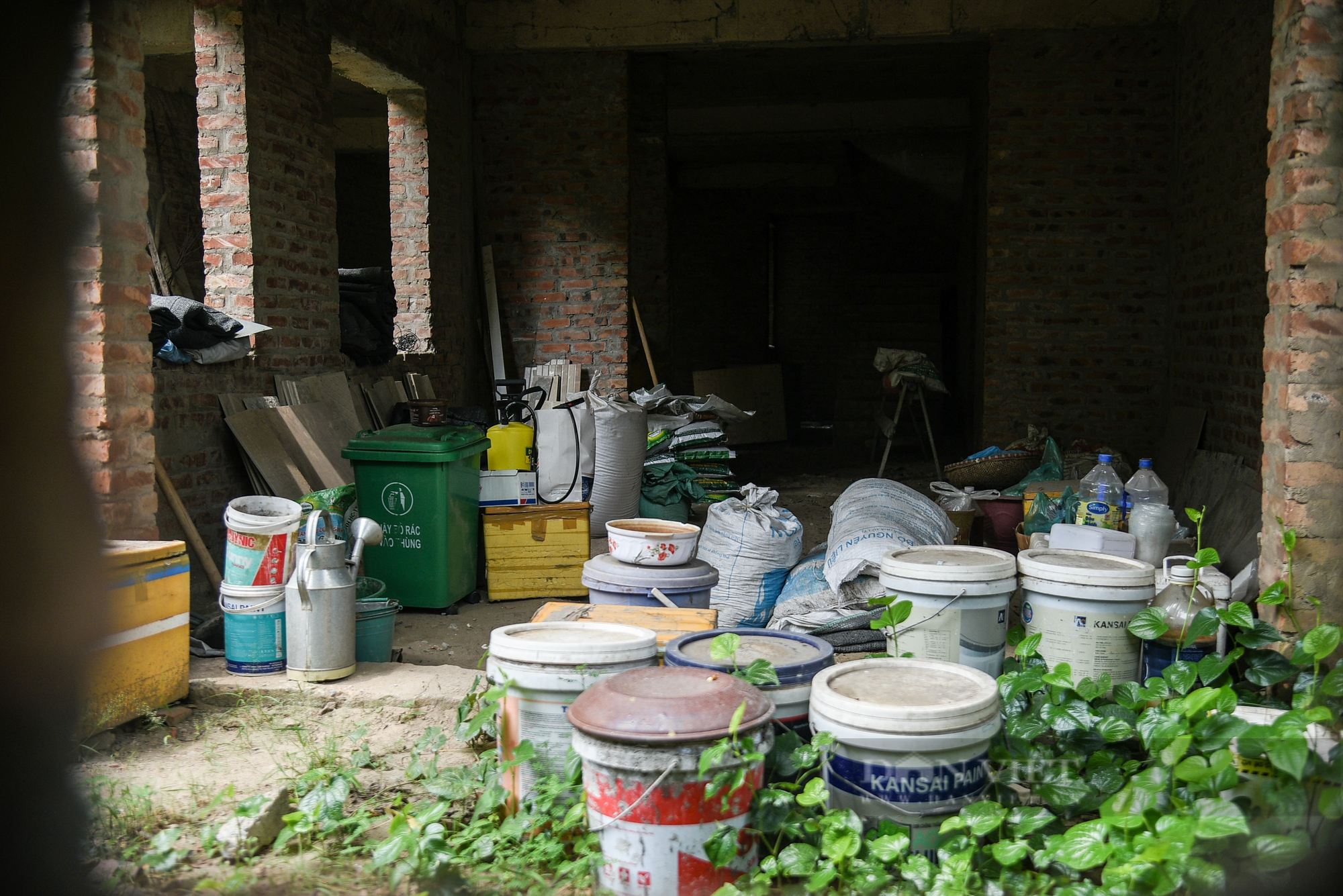 Cận cảnh biệt thự có giá hàng tỉ đồng “hóa rừng” trong khu đô thị Xuân Phương mà Hà Nội vừa yêu cầu rà soát - Ảnh 9.