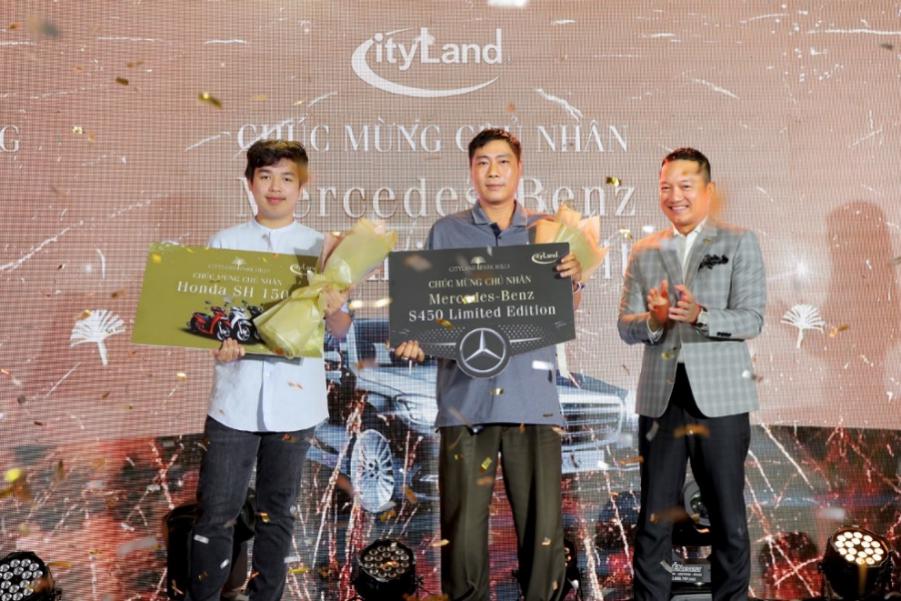 CityLand trao xe Merdedes-Benz S450L cho khách hàng may mắn nhất - Ảnh 2. CityLand trao xe Merdedes-Benz S450L cho khách hàng may mắn nhất - Ảnh 2.