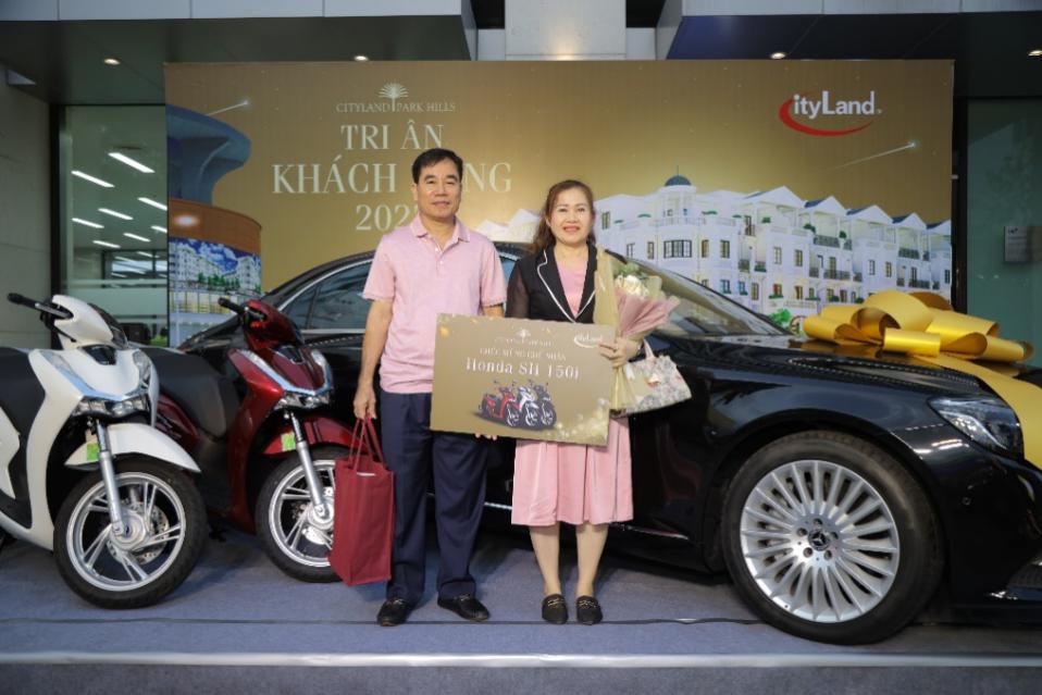 CityLand trao xe Merdedes-Benz S450L cho khách hàng may mắn nhất - Ảnh 3. CityLand trao xe Merdedes-Benz S450L cho khách hàng may mắn nhất - Ảnh 3.
