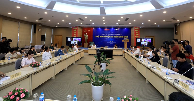TS. Cấn Văn Lực: Cổ phiếu vẫn là kênh đầu tư tích cực - Ảnh 1. TS. Cấn Văn Lực: Cổ phiếu vẫn là kênh đầu tư tích cực - Ảnh 1.
