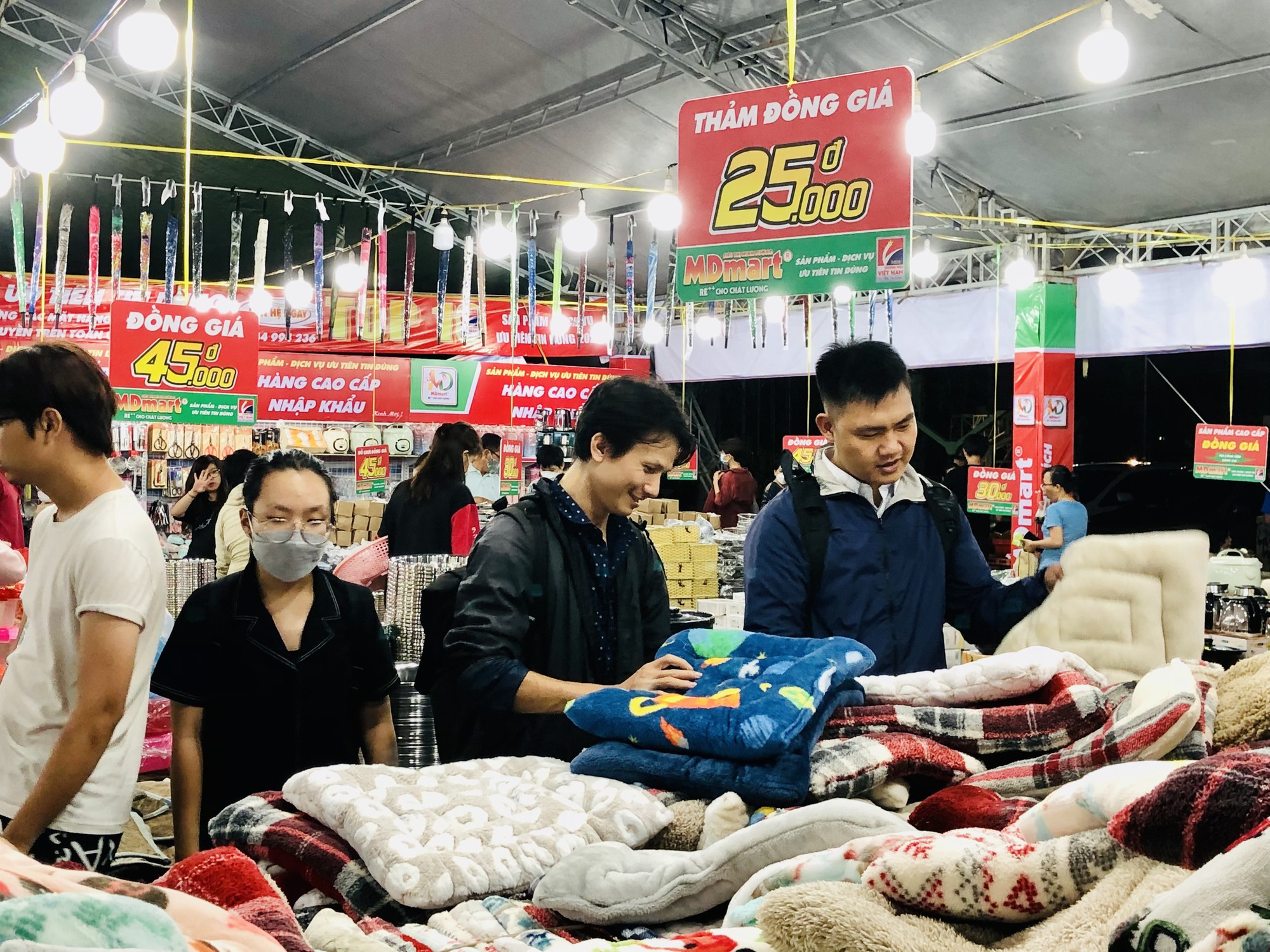 TP HCM: Nhiều sản phẩm bán đồng giá, khuyến mại sâu  - Ảnh 3.