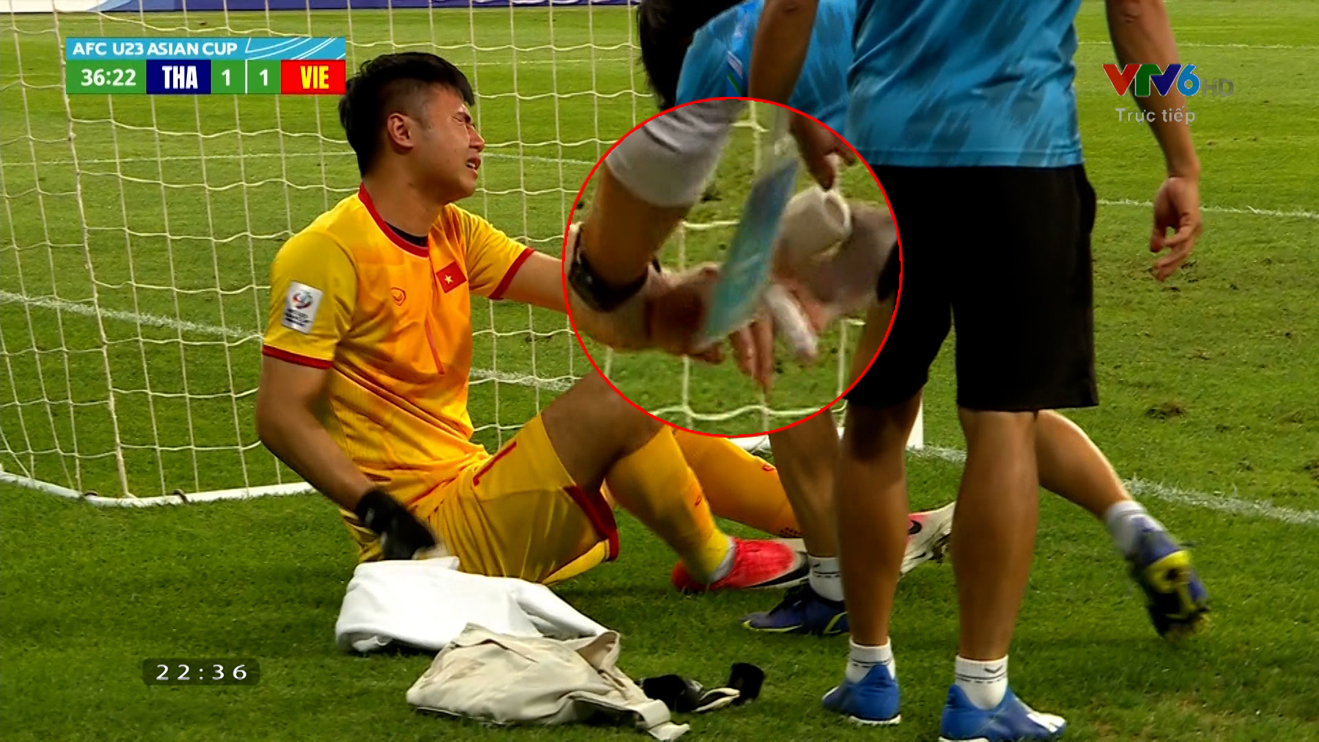 Lý giải nguyên nhân thực sự khiến thủ thành Văn Toản rời sân sau khi mắc lỗi - Ảnh 2.