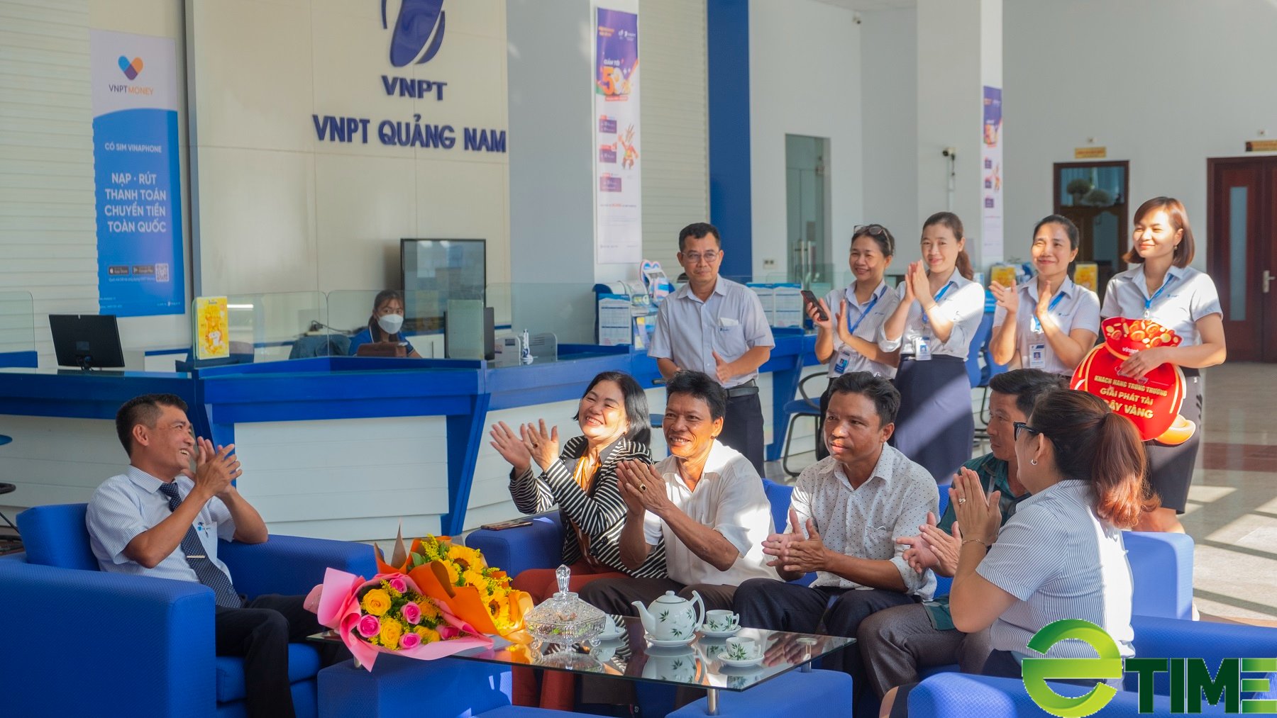 Khách hàng ở Quảng Nam trúng 2 cây vàng SJC 9999 của VinaPhone, trị giá gần 140 triệu đồng - Ảnh 2. Khách hàng ở Quảng Nam trúng 2 cây vàng SJC 9999 của VinaPhone, trị giá gần 140 triệu đồng - Ảnh 2.