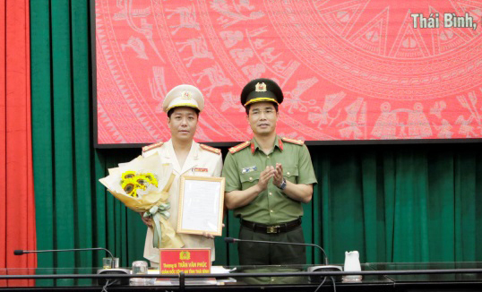 Thăng cấp bậc hàm lên Đại tá với Phó Giám đốc Công an tỉnh Thái Bình - Ảnh 1.