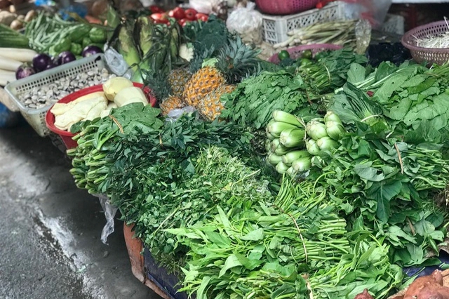 Rau xanh tăng giá chóng mặt, người tiêu dùng "bỏng tay" - Ảnh 2. Rau xanh tăng giá chóng mặt, người tiêu dùng "bỏng tay" - Ảnh 2.
