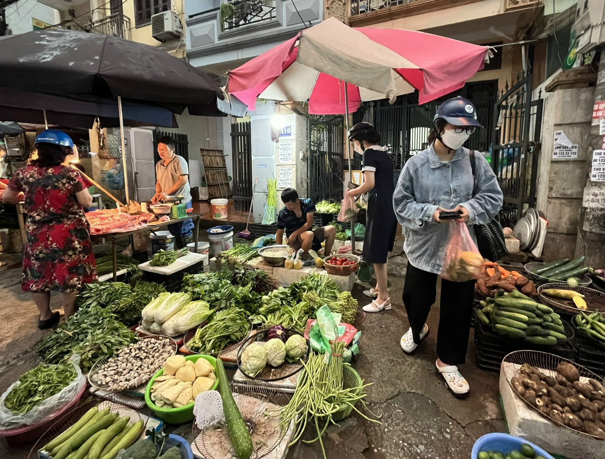 Rau xanh tăng giá chóng mặt, người tiêu dùng "bỏng tay" - Ảnh 1. Rau xanh tăng giá chóng mặt, người tiêu dùng "bỏng tay" - Ảnh 1.