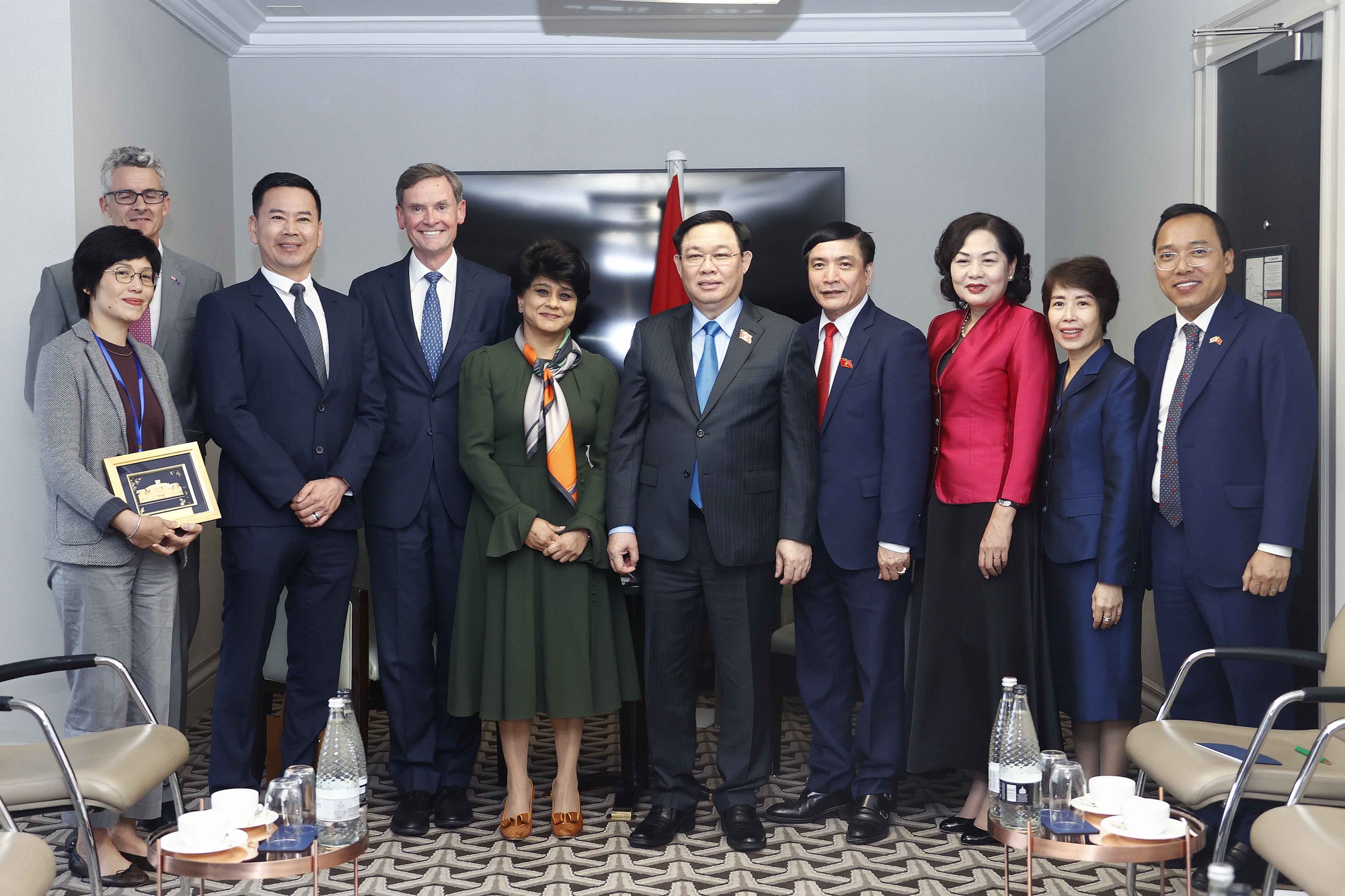 Chủ tịch Quốc hội Vương Đình Huệ gặp mặt các lãnh đạo của Prudential trong chuyến viếng thăm tại Vương quốc Anh - Ảnh 1.