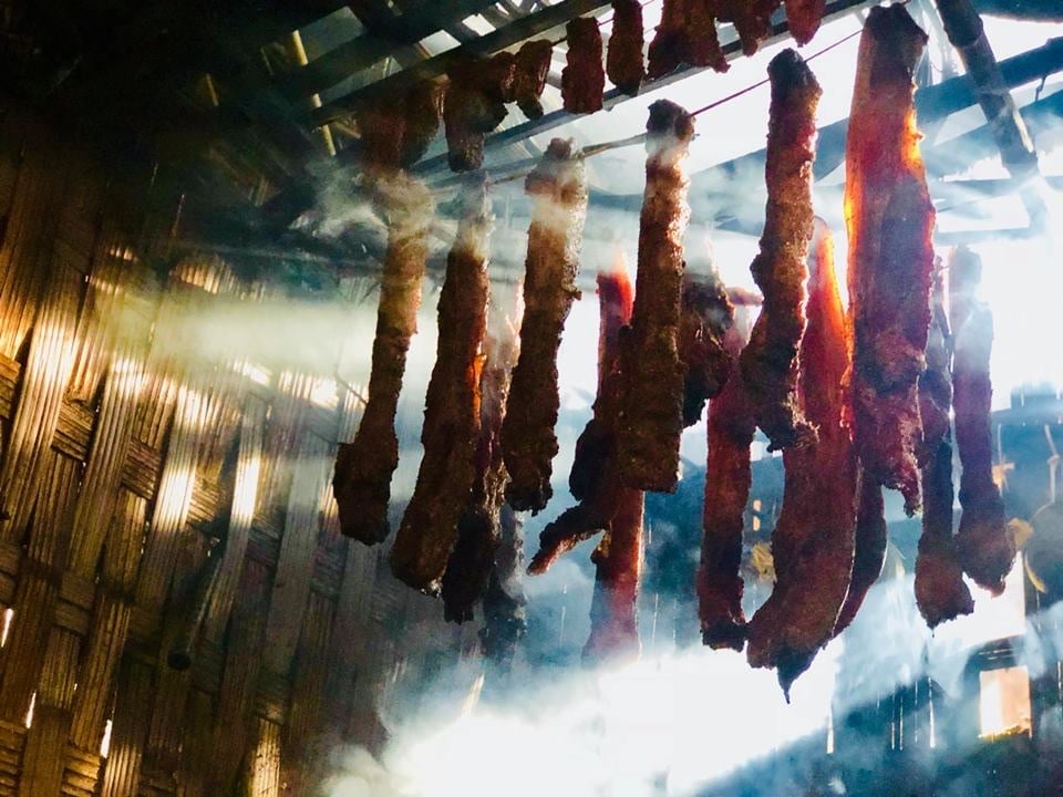 Thầy giáo bỏ nghề về làm thịt hun khói đem bán, thu rủng rỉnh tiền mỗi năm - Ảnh 3.