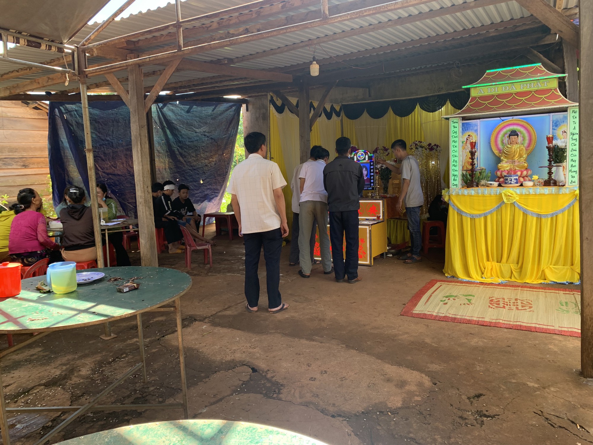 Rủ nhau ra suối chơi sau lễ tổng kết, 3 học sinh bị đuối nước thương tâm - Ảnh 1.