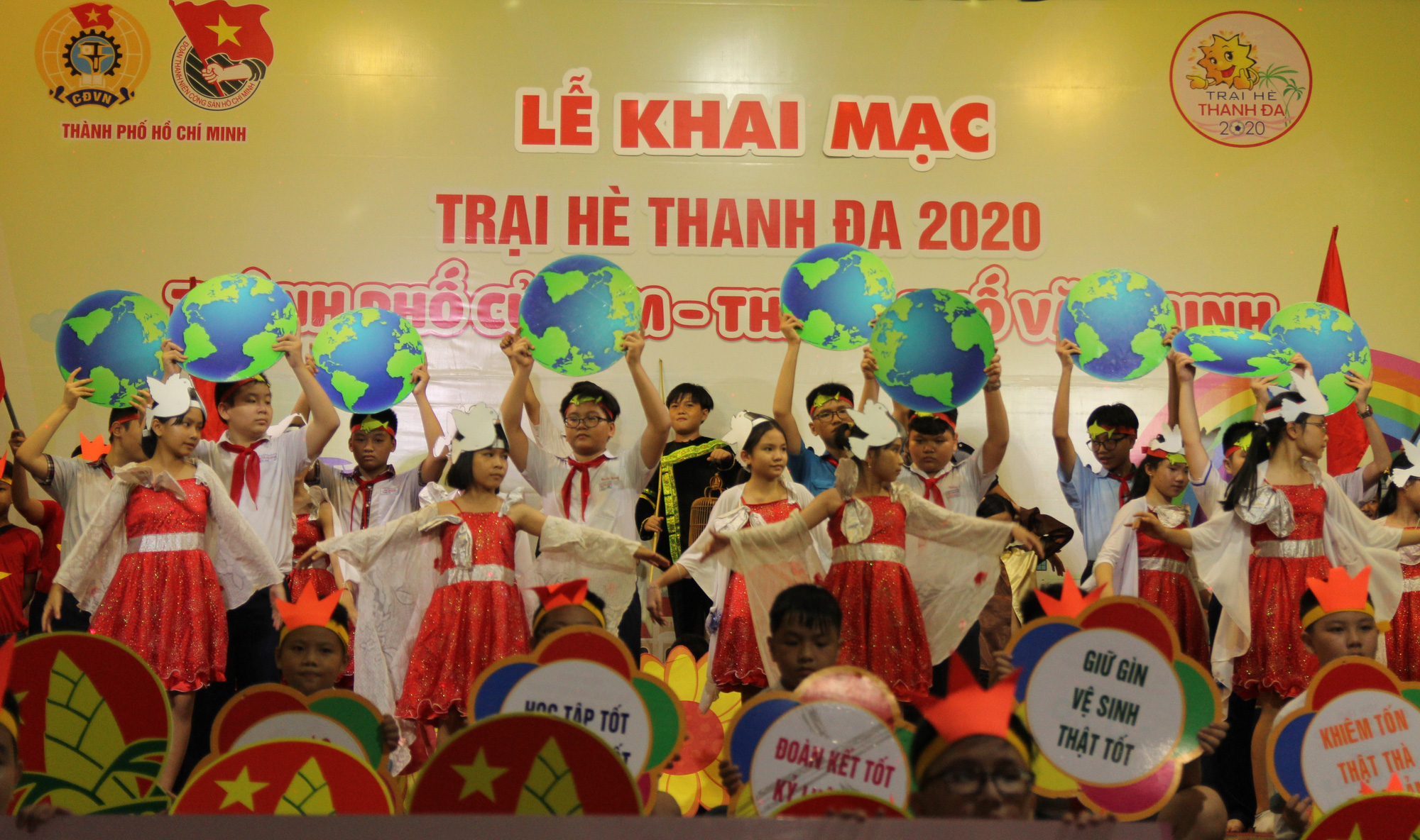 Cha mẹ có lựa chọn nào ngoài cho con tham gia các trại hè kỹ năng? - Ảnh 1.