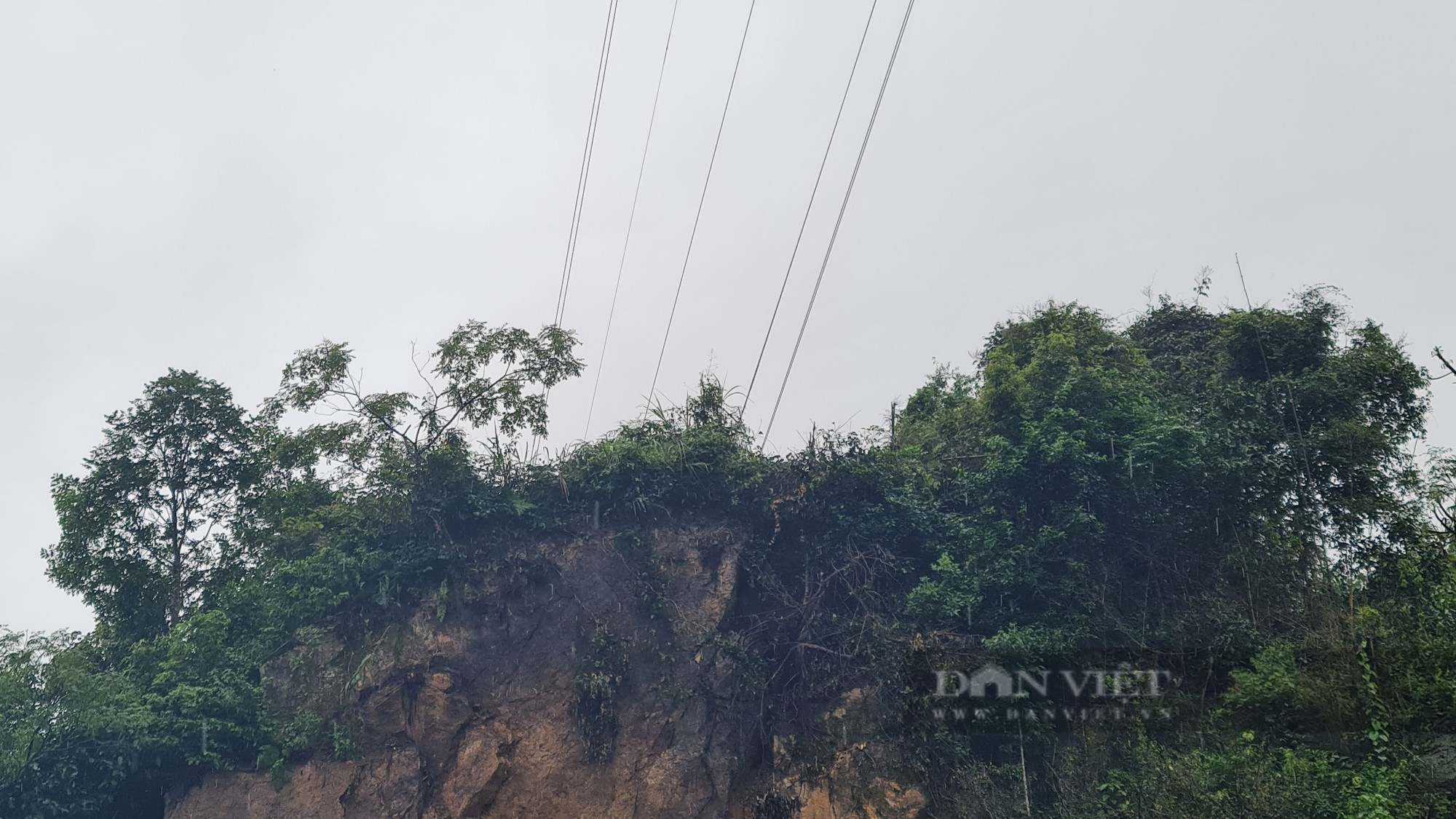 Yên Bái: Khắc phục sạt lở đường tỉnh 172 đoạn đoạn km 20+863 gặp khó khăn - Ảnh 2.