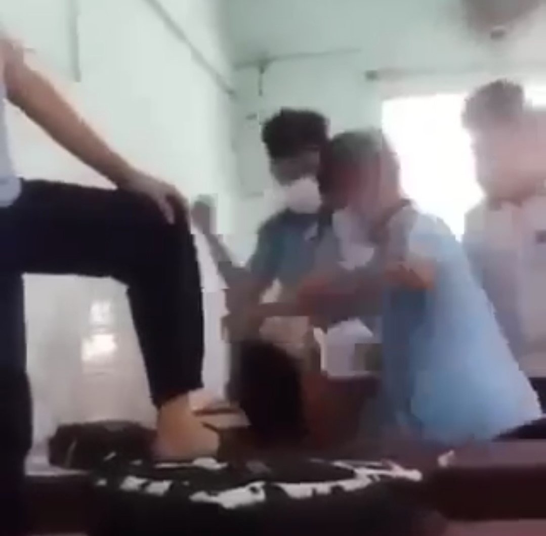 Long An: Nhóm học sinh lớp 8 đánh bạn cùng khối ngay trong phòng học giờ giải lao - Ảnh 2.