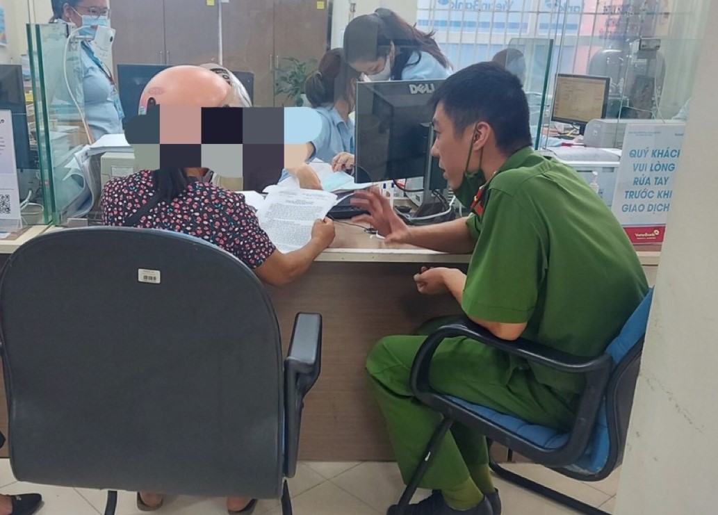Cảnh sát kịp thời ngăn người phụ nữ gửi 250 triệu tiền &quot;nhận quà&quot; - Ảnh 1.