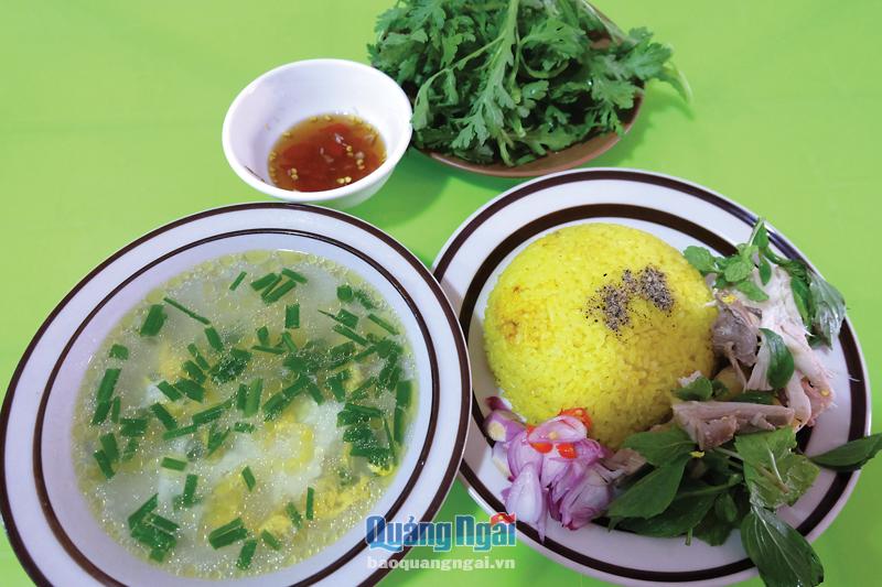 Thơm ngon cơm gà Quảng Ngãi - Ảnh 1.