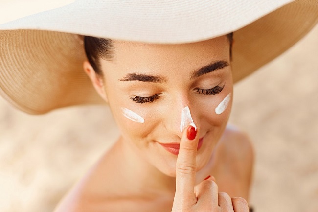 Sử dụng kem chống nắng đúng cách trong mùa hè - Ảnh 1.
