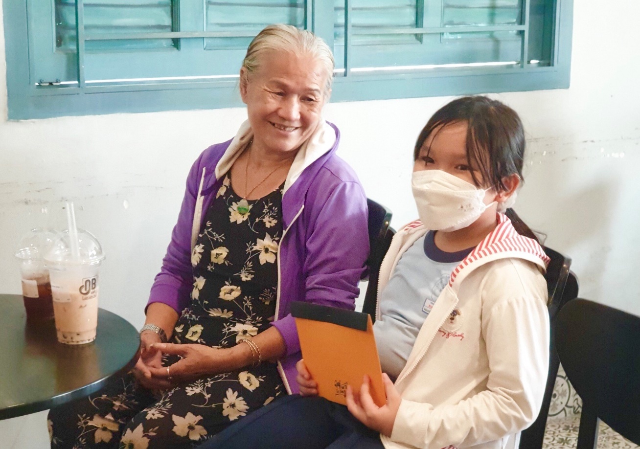 Quỹ Phát triển Tài năng Việt của Ông Bầu trao học bổng cho học sinh giỏi vượt khó trên địa bàn TP.HCM - Ảnh 2.