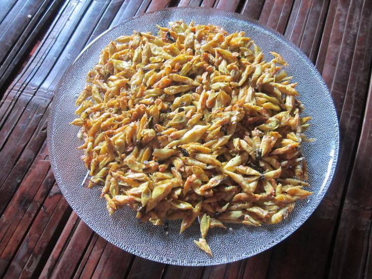Đây là loài sâu gì mà ở Tây Nguyên dân đi vô vườn cà phê tuốt về làm món đặc sản kẻ sợ người mê? - Ảnh 3.