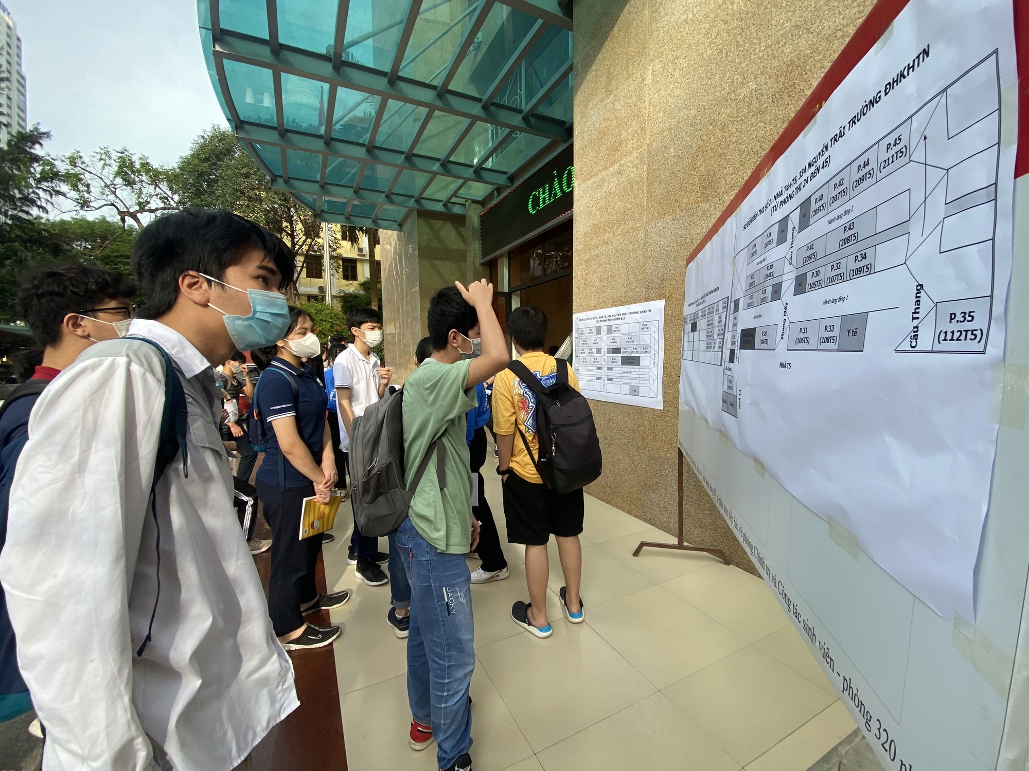 Thi vào lớp 10 Hà Nội: Hồ sơ tăng vọt nhưng các trường tư thục vẫn trăn trở 2 điều - Ảnh 1.