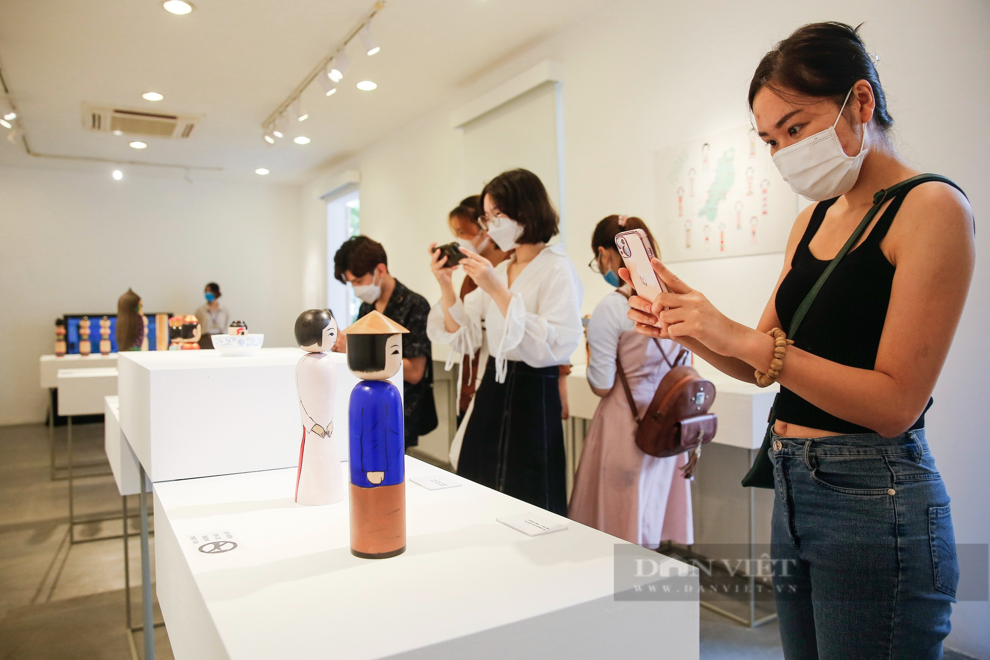 Chiêm ngưỡng búp bê gỗ Kokeshi không tay chân tại Hà Nội - Ảnh 1.