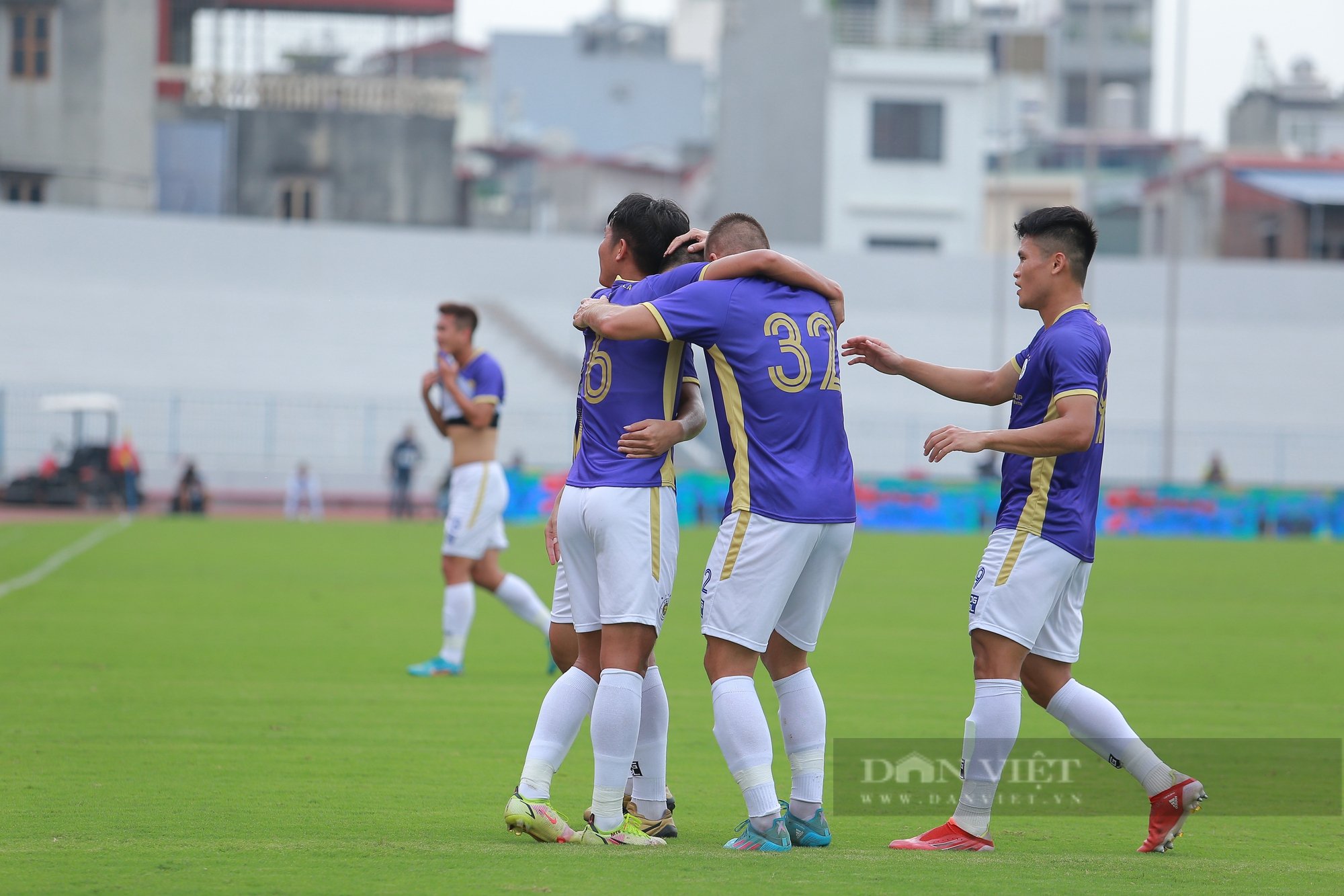 Văn Toàn khoe cơ bụng 6 múi khi bị Thành Chung túm rách áo - Ảnh 9.