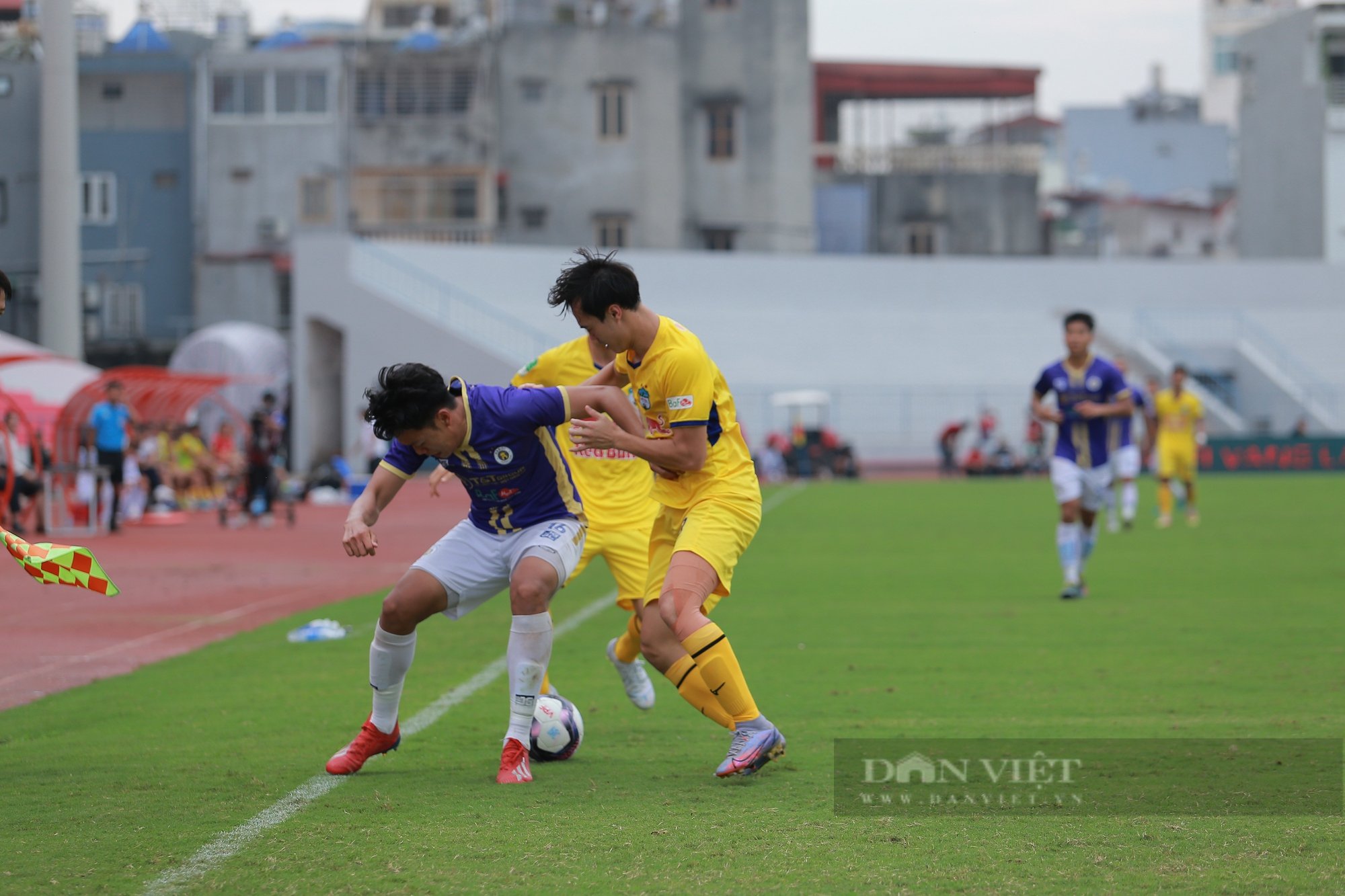 Văn Toàn khoe cơ bụng 6 múi khi bị Thành Chung túm rách áo - Ảnh 4.