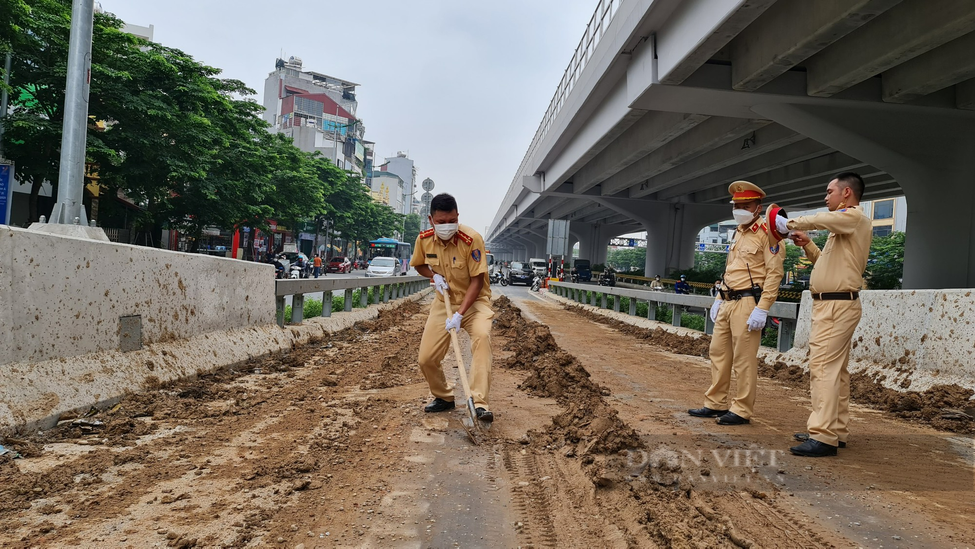 Lối lên đường vành đai 3 trên cao đoạn Mai Dịch- cầu Thăng Long ngập bùn đất - Ảnh 4.