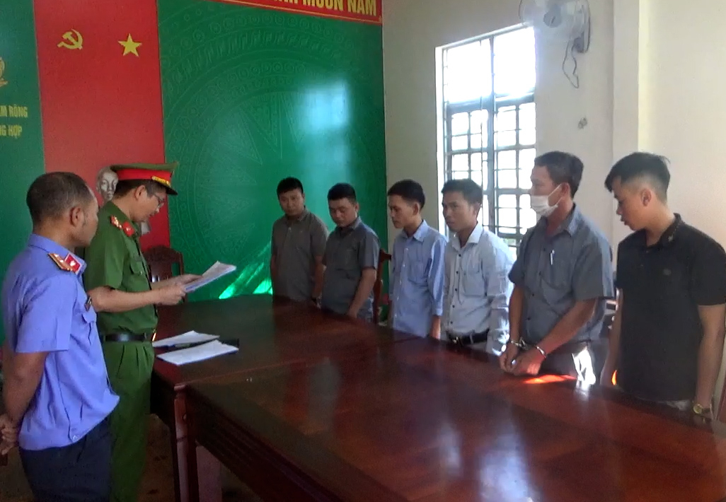 Lâm Đồng: Hàng loạt cán bộ bị khởi tố vì &quot;làm ngơ&quot; tiếp tay cho phá rừng - Ảnh 1.