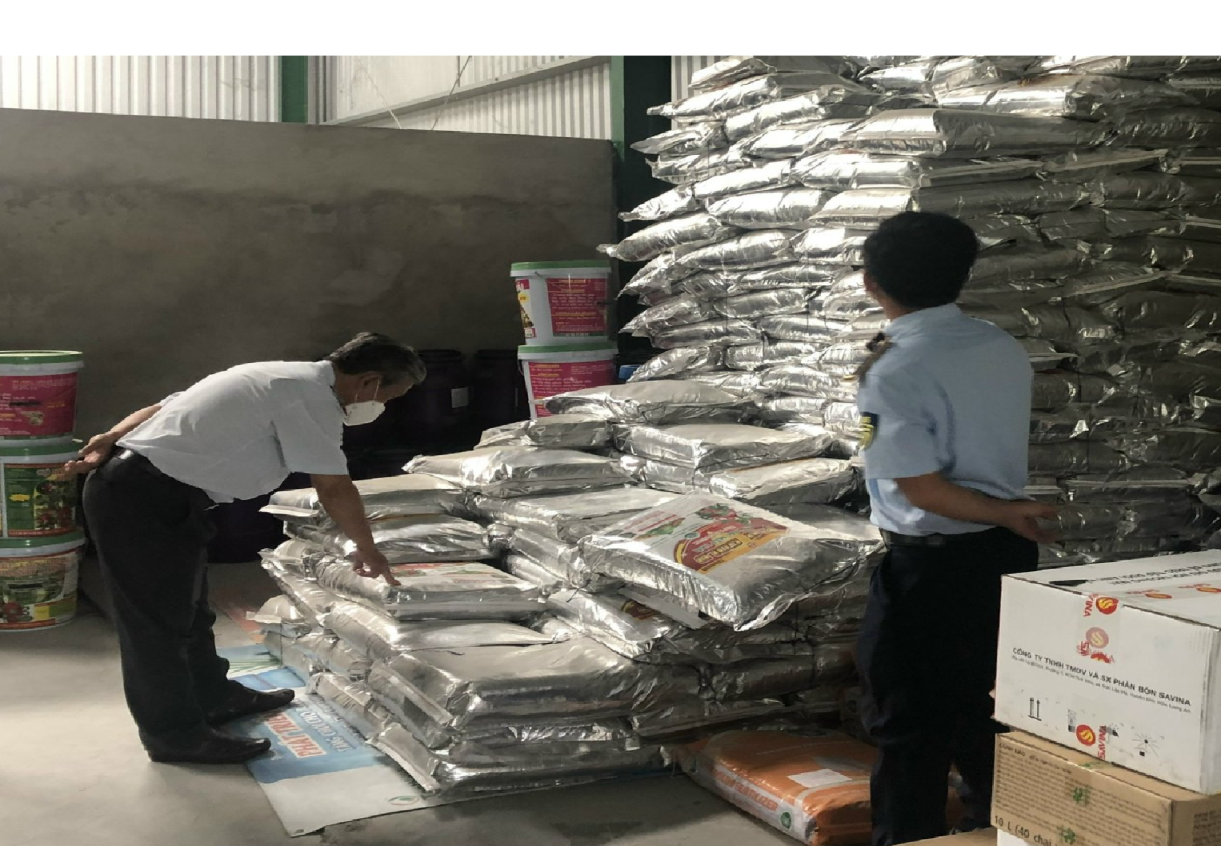 Hàng tấn phân bón vi phạm bị bắt "nóng" ở Tiền Giang - Ảnh 1. Hàng tấn phân bón vi phạm bị bắt "nóng" ở Tiền Giang - Ảnh 1.