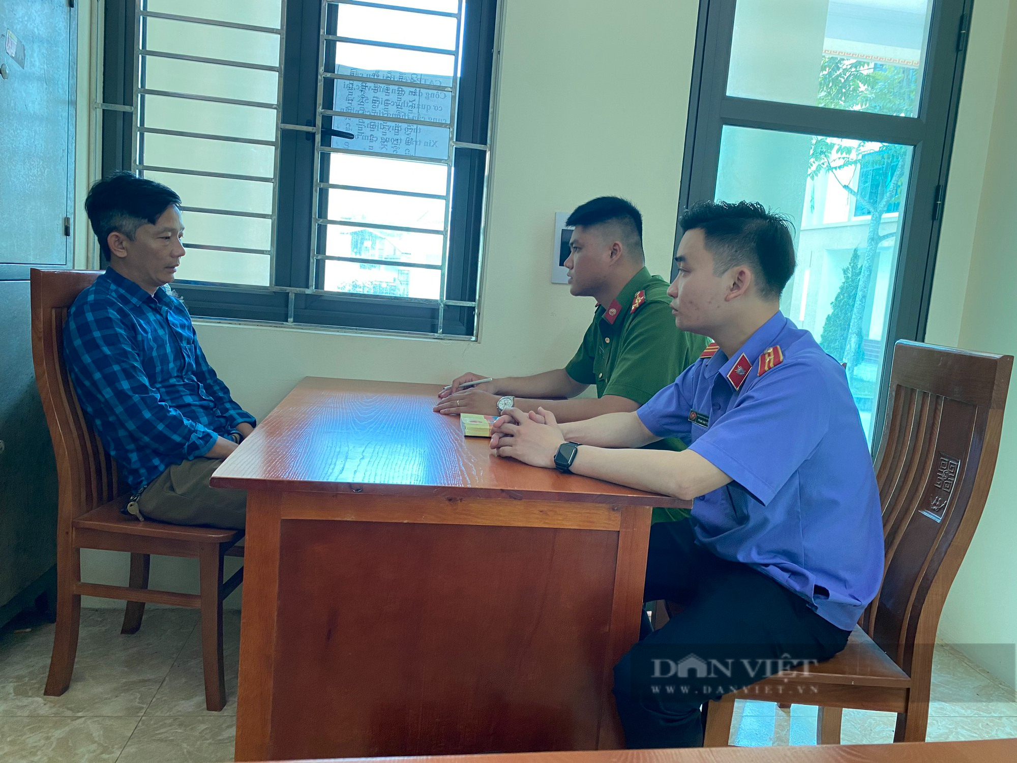Yên Bái: Khởi tố đối tượng đe dọa, bắt cán bộ Sở TNMT quỳ ở sân nhà dân - Ảnh 3.