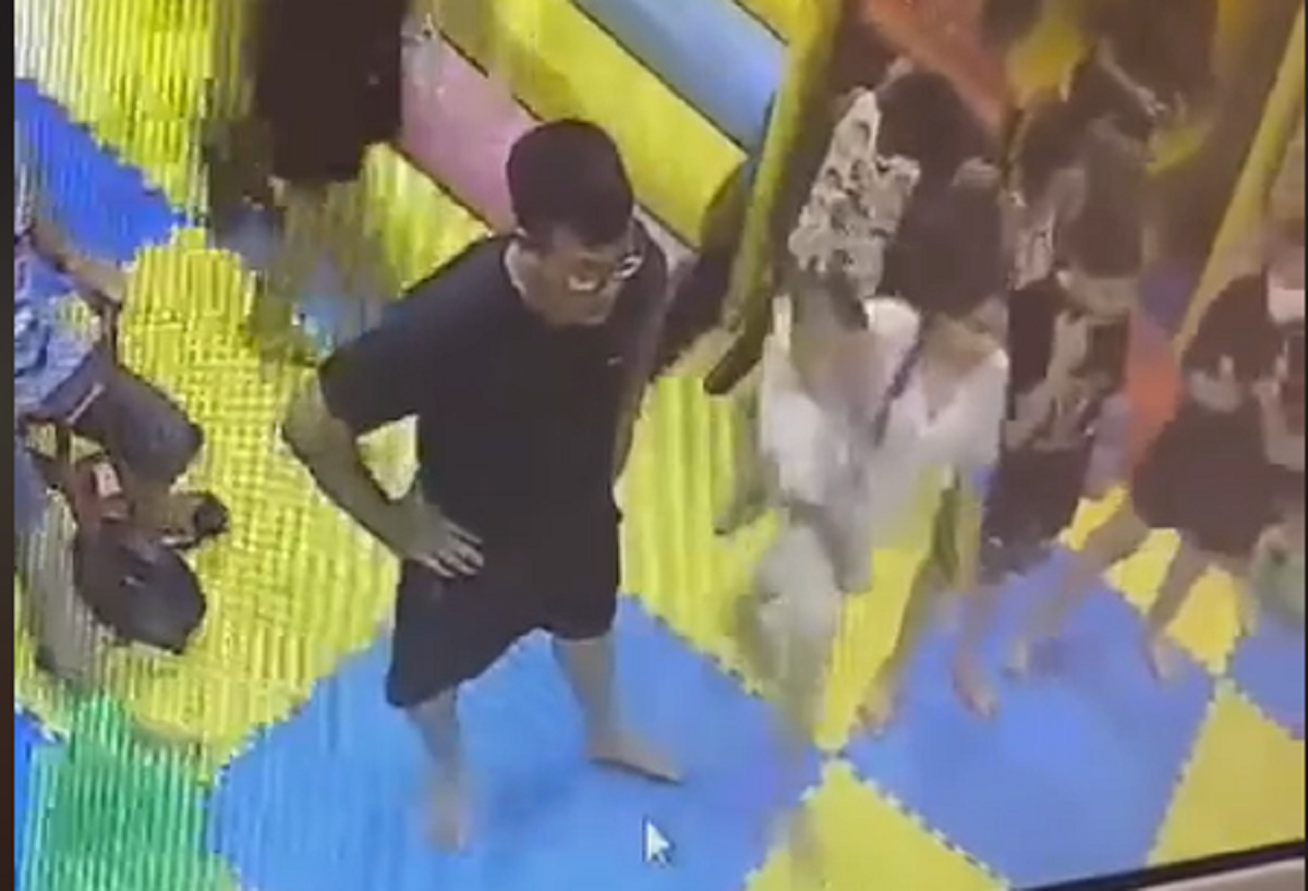 Triệu tập người đàn ông đánh bé gái trong khu vui chơi ở Linh Đàm - Ảnh 1.