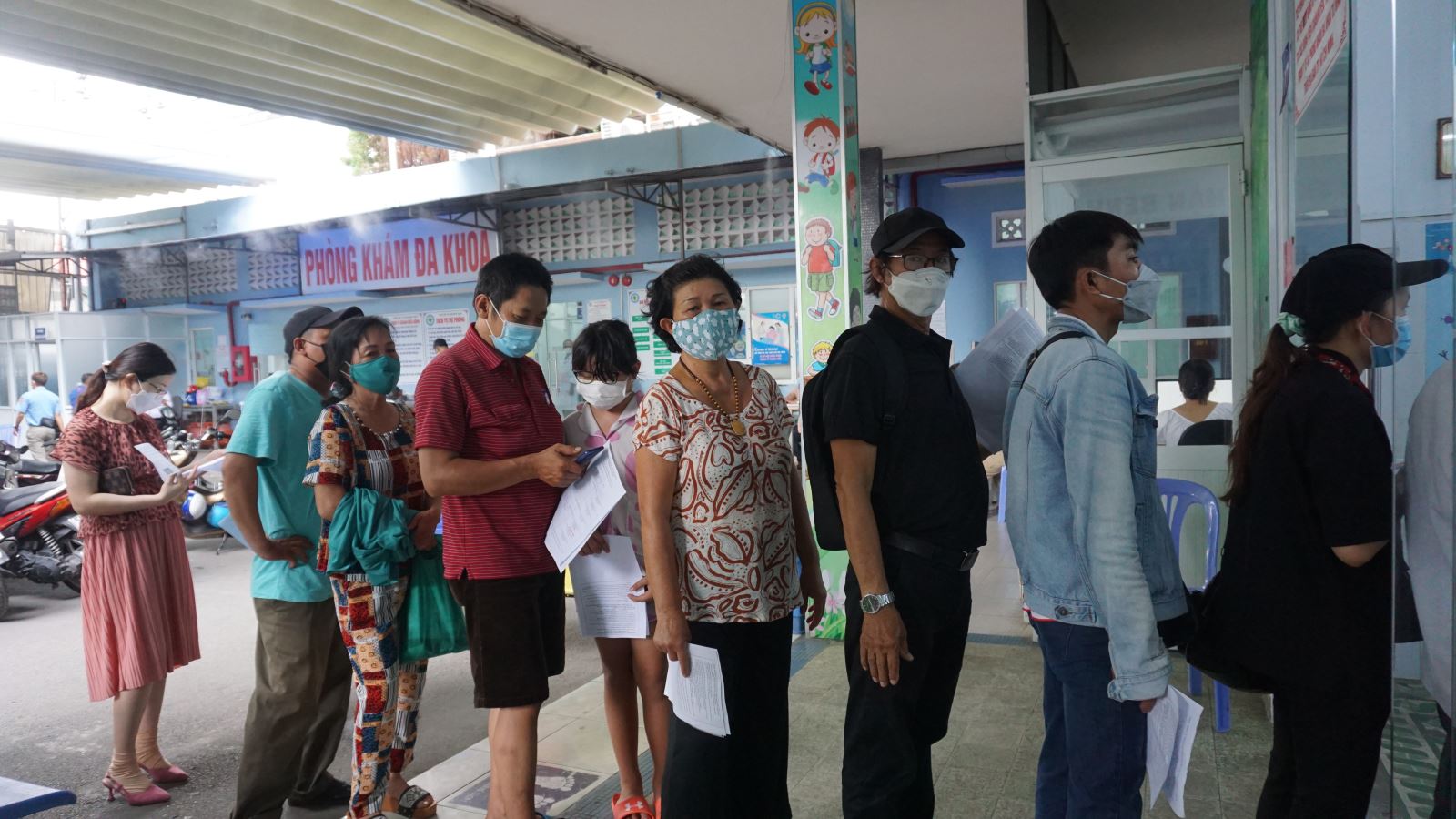 Lo ngại biến thể phụ BA.5, người dân kéo nhau đi tiêm vaccine Covid-19 - Ảnh 1.