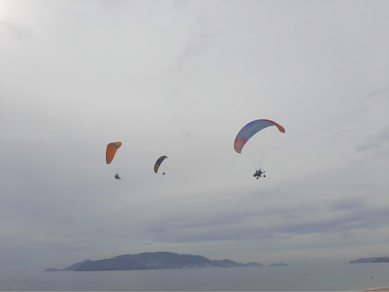 Trên 80 vận động viên tham gia lễ hội dù lượn Nha Trang - Ảnh 2. Trên 80 vận động viên tham gia lễ hội dù lượn Nha Trang - Ảnh 2.