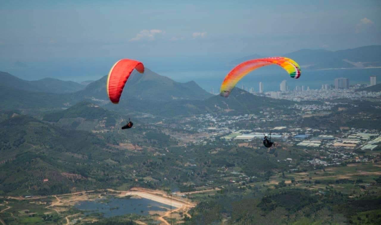 Trên 80 vận động viên tham gia lễ hội dù lượn Nha Trang - Ảnh 1. Trên 80 vận động viên tham gia lễ hội dù lượn Nha Trang - Ảnh 1.