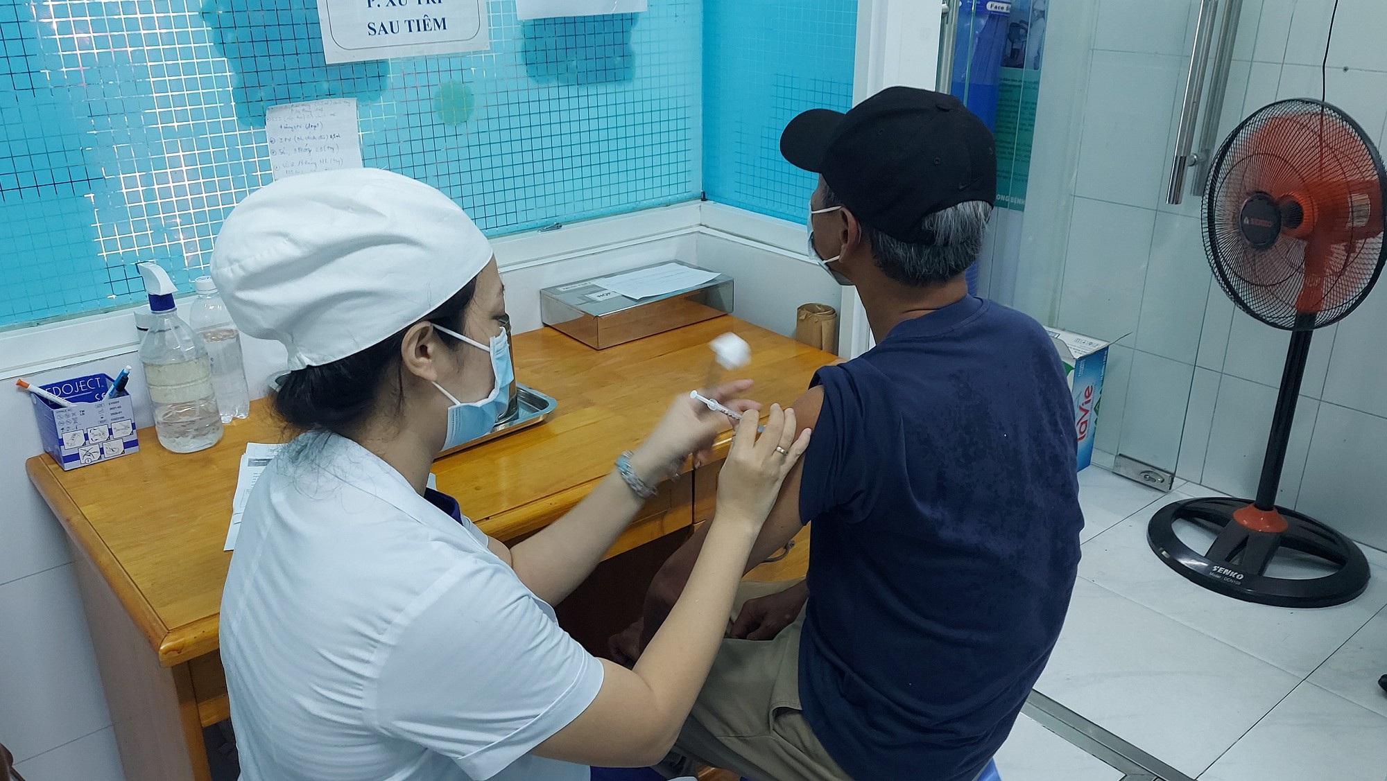 Lo ngại biến thể phụ BA.5, người dân kéo nhau đi tiêm vaccine Covid-19 - Ảnh 3.