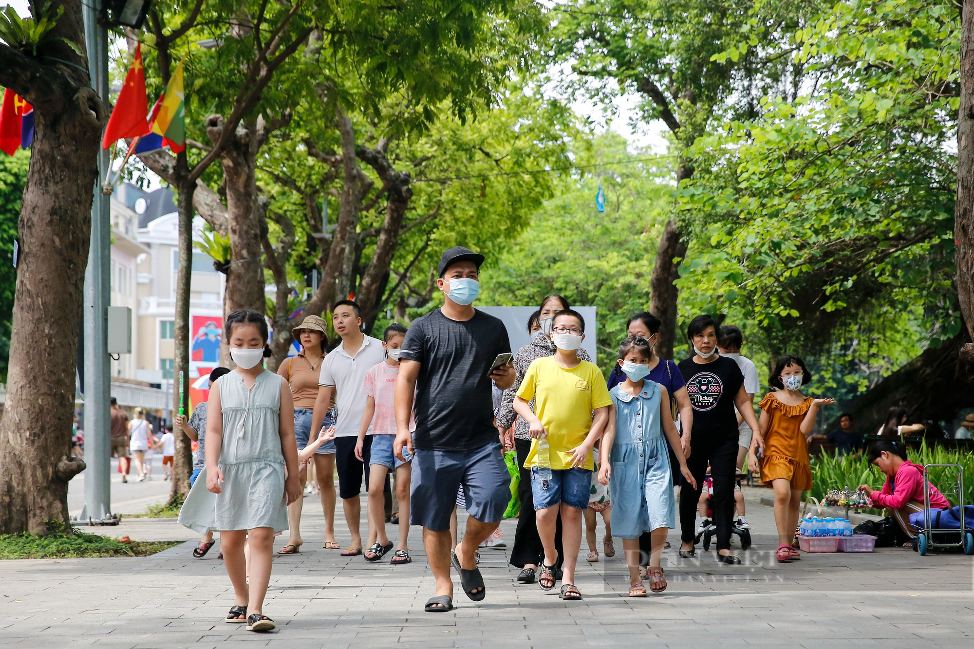 Thời tiết dịu mát giữa mùa hè, người dân đổ về hồ Gươm để vui chơi - Ảnh 1.