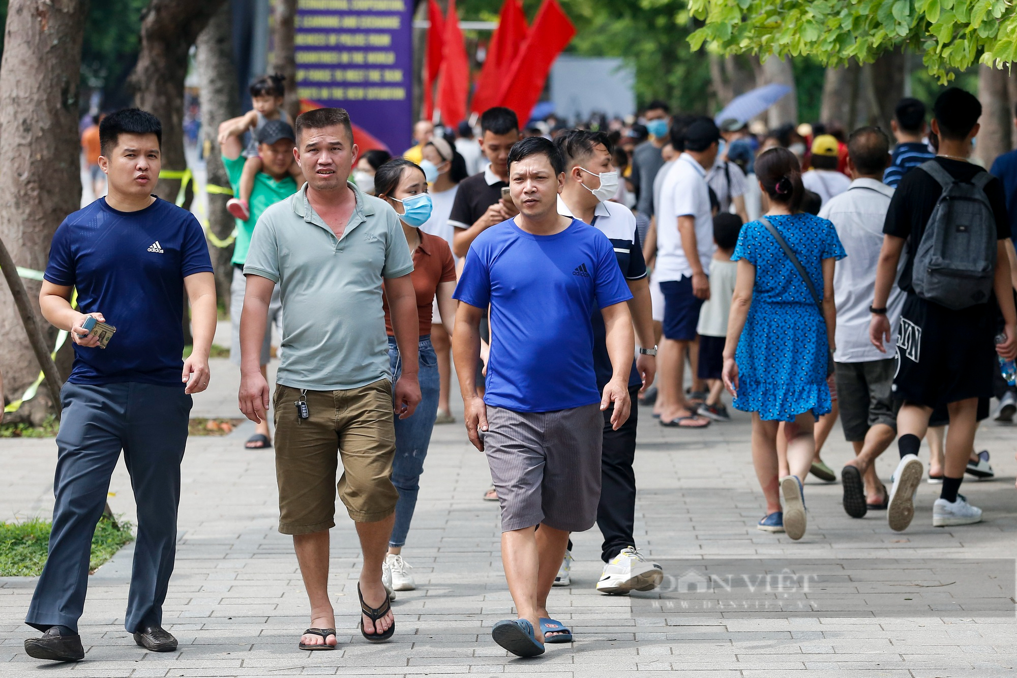 Thời tiết dịu mát giữa mùa hè, người dân đổ về hồ Gươm để vui chơi - Ảnh 2.