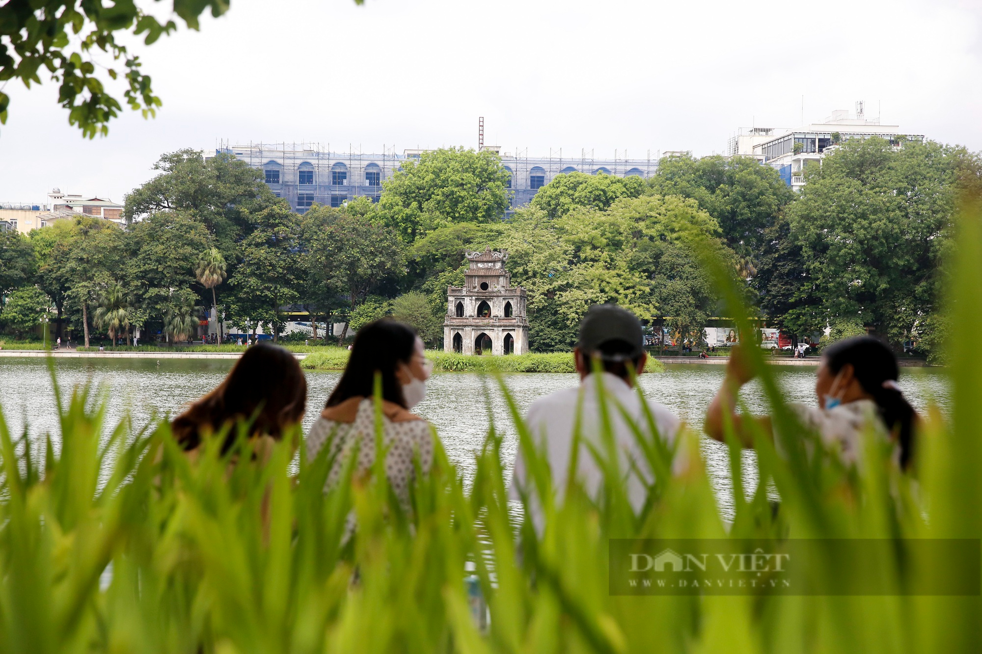 Thời tiết dịu mát giữa mùa hè, người dân đổ về hồ Gươm để vui chơi - Ảnh 3.