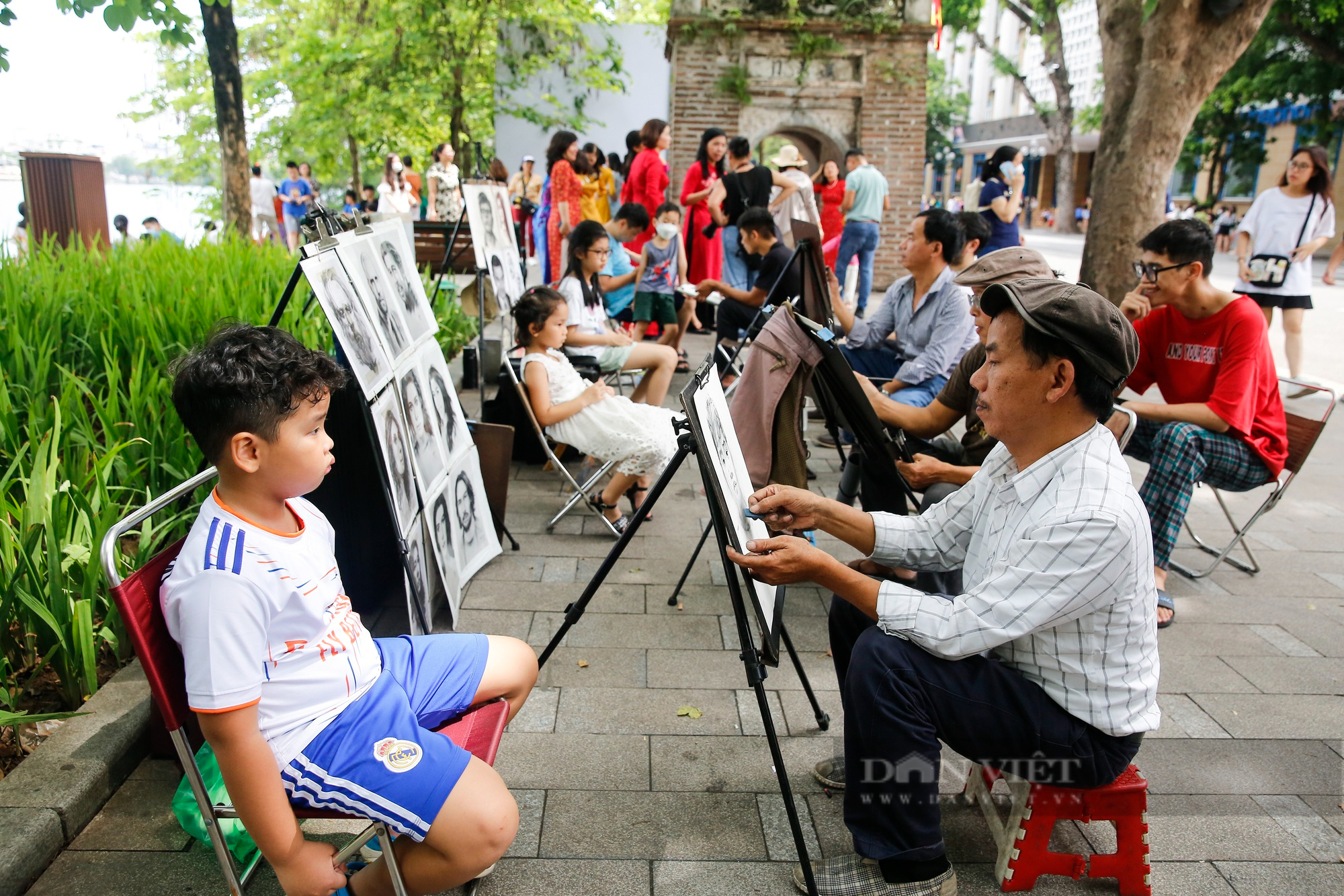 Thời tiết dịu mát giữa mùa hè, người dân đổ về hồ Gươm để vui chơi - Ảnh 5.