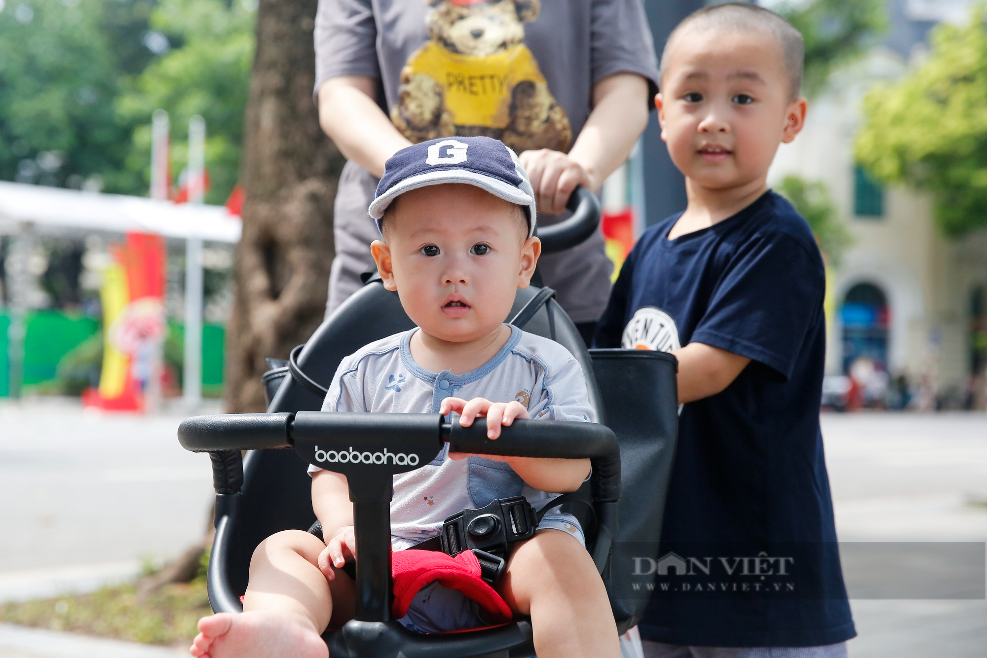 Thời tiết dịu mát giữa mùa hè, người dân đổ về hồ Gươm để vui chơi - Ảnh 9.