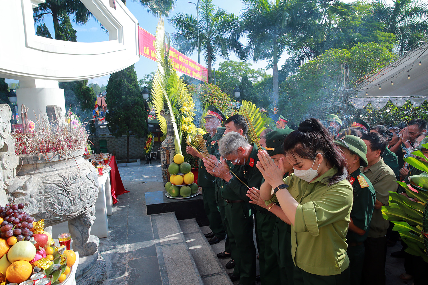 Nguyên Chủ tịch nước Trương Tấn Sang dự lễ truy điệu, an táng liệt sĩ tại nghĩa trang Vị Xuyên - Ảnh 7.