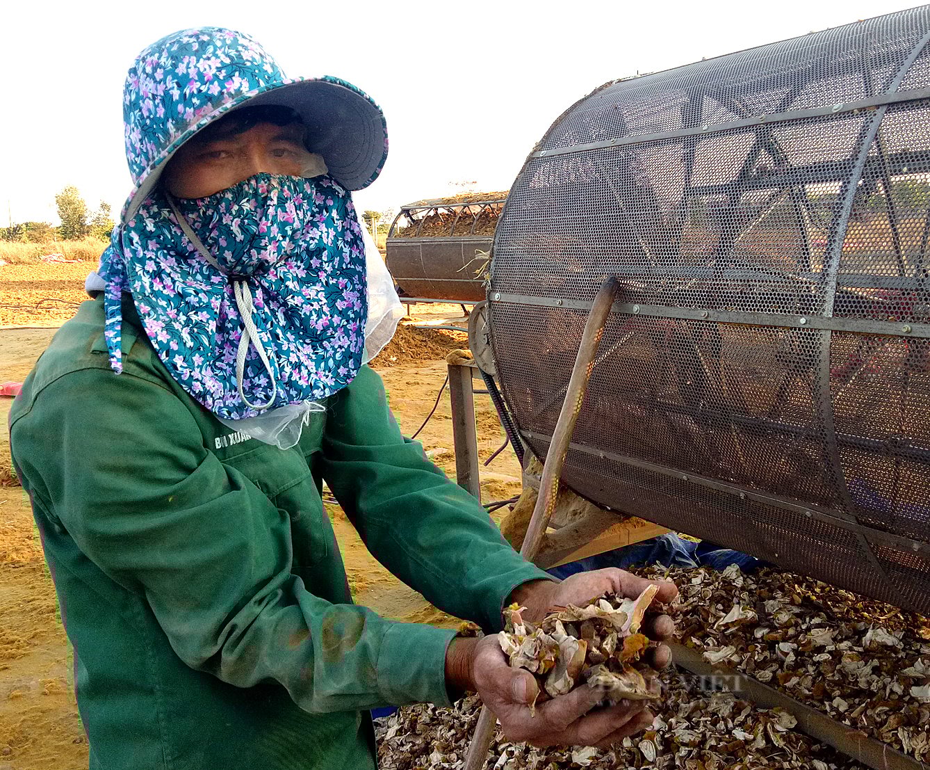 Nhọc nhằn nghề làm &quot;Cu li&quot; - Ảnh 4.