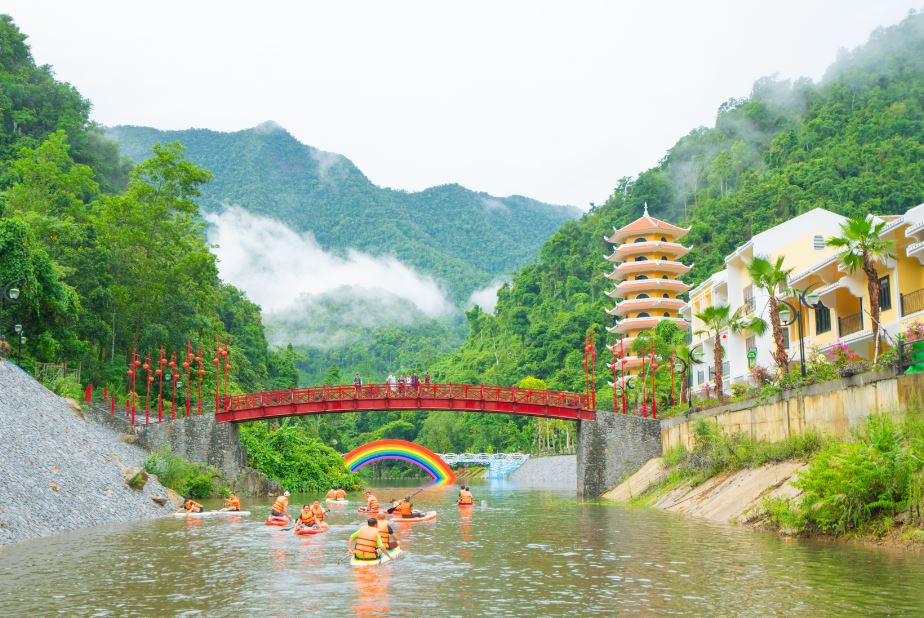 Chạm tay vào mùa hè cùng Cổng Trời Đông Giang - Ảnh 1. Chạm tay vào mùa hè cùng Cổng Trời Đông Giang - Ảnh 1.