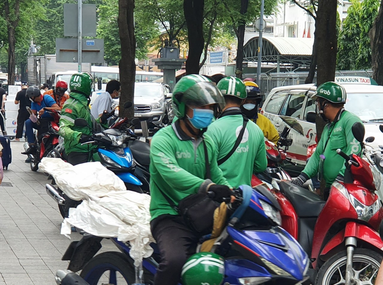 Grab thu phụ phí nắng nóng: Độc quyền sinh ra kiểu &quot;móc túi&quot; người tiêu dùng - Ảnh 1.