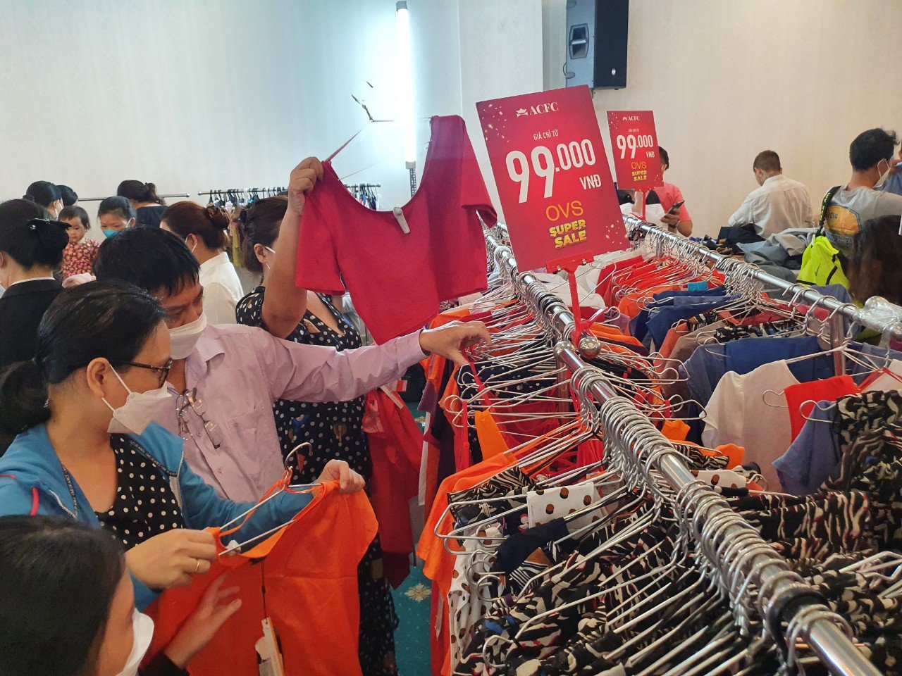 Người Sài Gòn vã mồ hôi, xếp hàng cả tiếng để gom hàng hiệu giảm giá tới 90% - Ảnh 2.