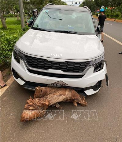 Người phụ nữ say xỉn lái xe ô tô gây tai nạn, bể bánh vẫn bỏ chạy - Ảnh 3.