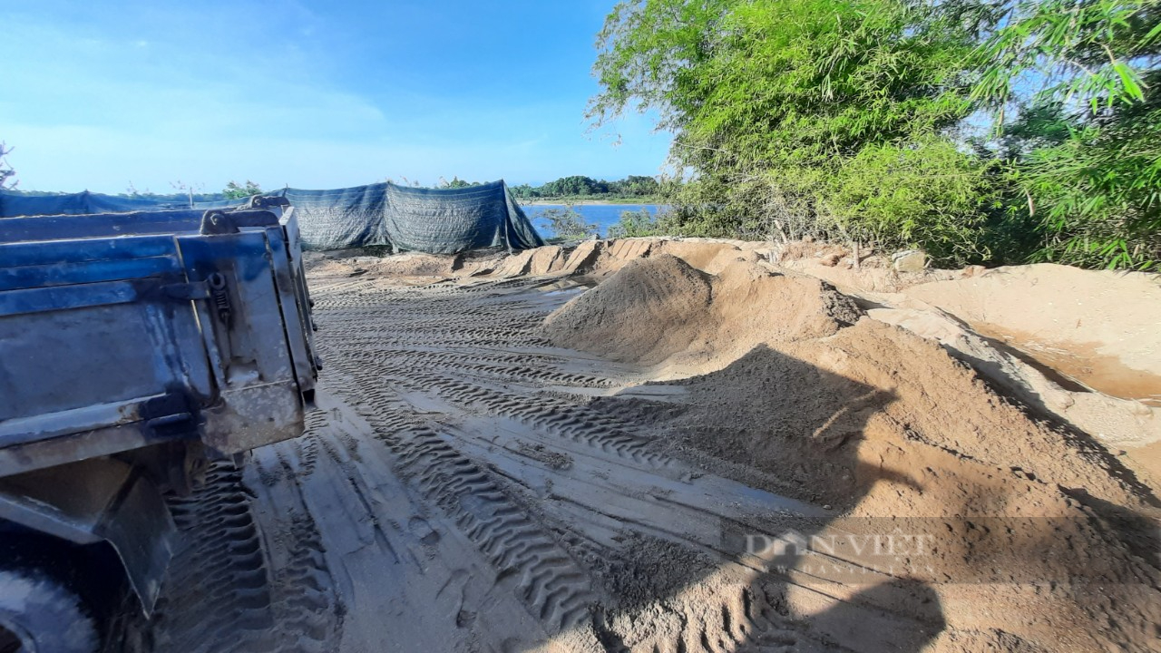 Quảng Trị: Xử phạt bãi cát trái phép sau phản ánh của Dân Việt - Ảnh 1.