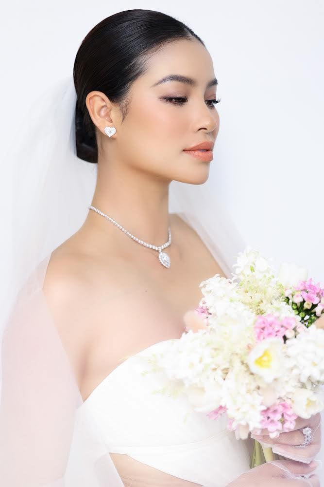 Hoa hậu Phạm Hương ngọt ngào trong bộ váy cưới - Ảnh 2.