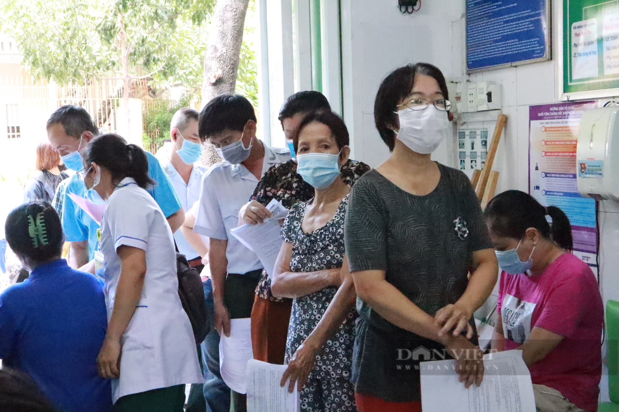 Lo ngại biến thể phụ BA.5, người dân TP.HCM chen nhau tiêm vaccine Covid-19 - Ảnh 1.