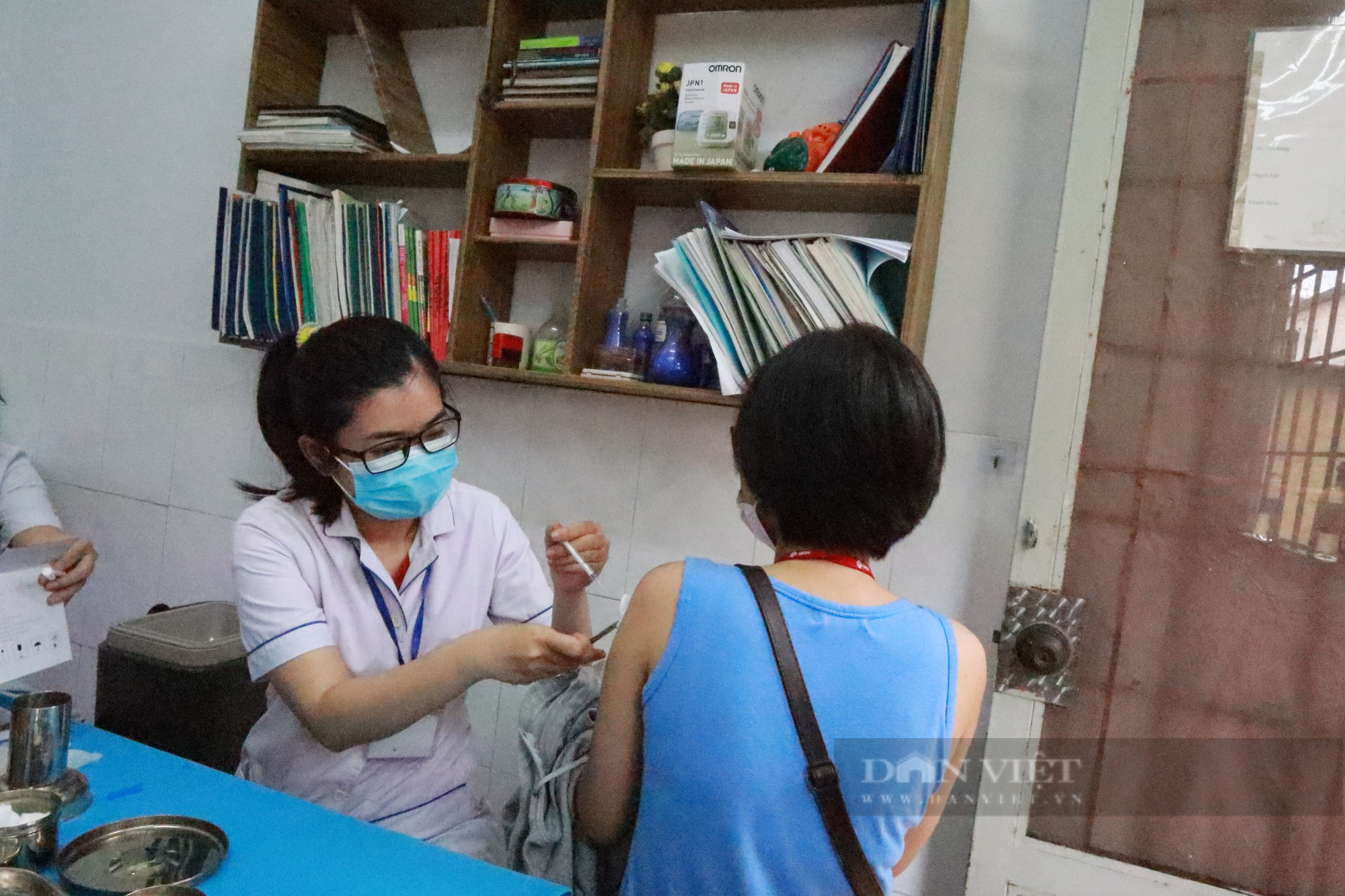 Lo ngại biến thể phụ BA.5, người dân TP.HCM chen nhau tiêm vaccine Covid-19 - Ảnh 3.
