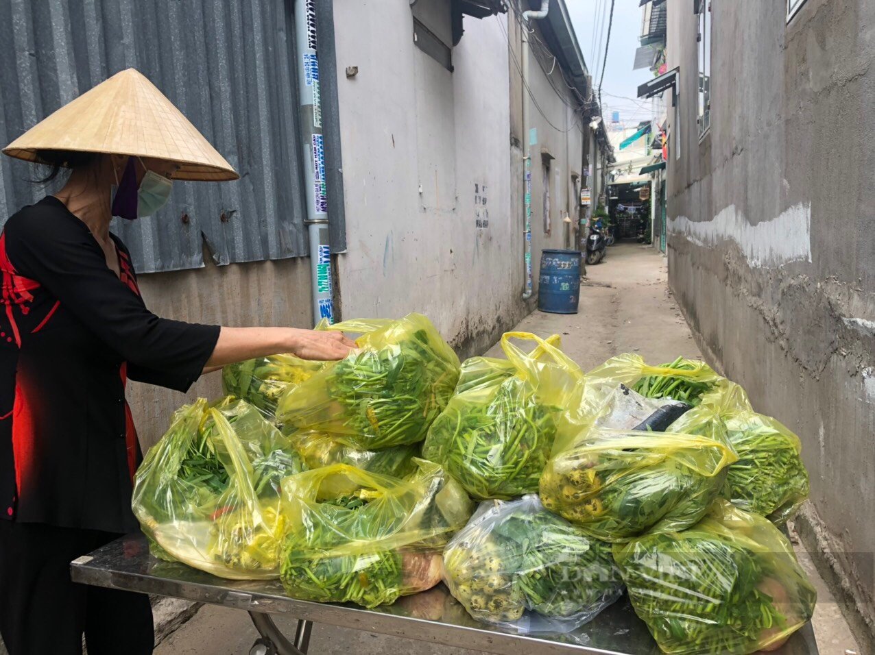 Một năm TP.HCM phong tỏa chống dịch Covid-19 (Bài 3): Ám ảnh của người dân trong &quot;vùng đỏ&quot; - Ảnh 3.